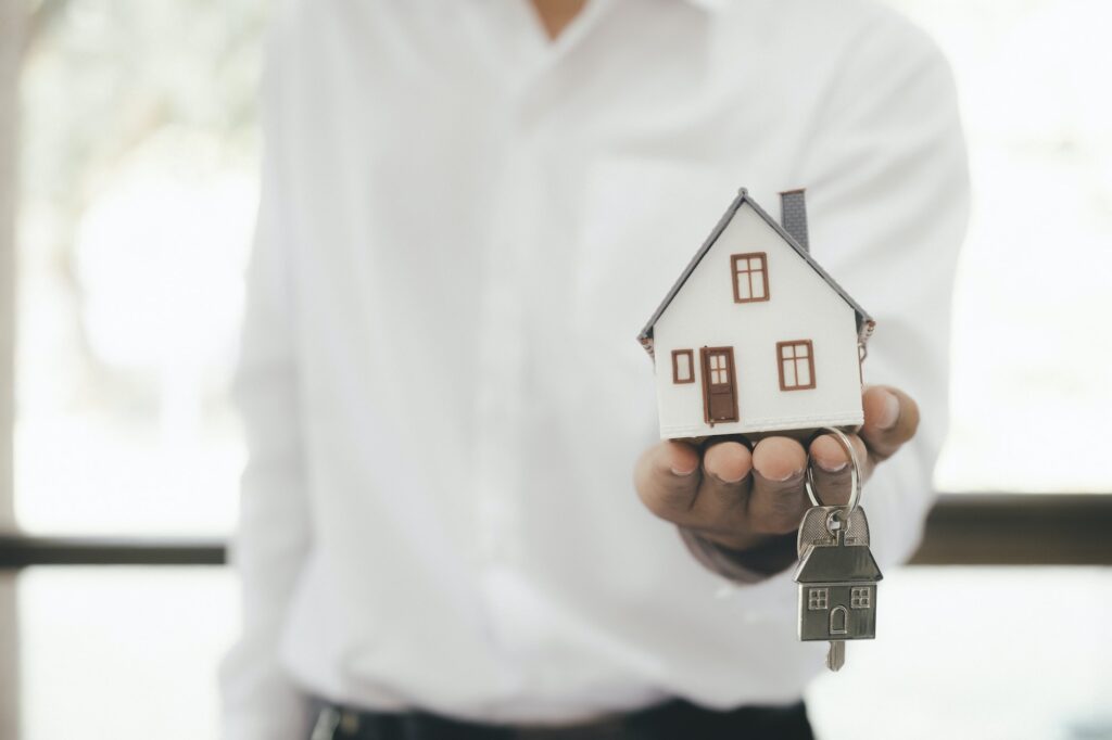 Real estate broker residential house rent listing contract.